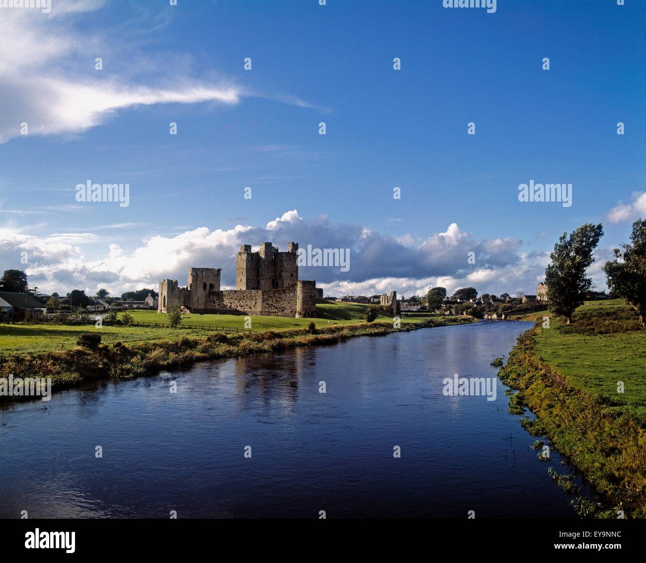 Castillo Trim en el río Boyne, en el Condado de Meath, República de Irlanda Foto de stock