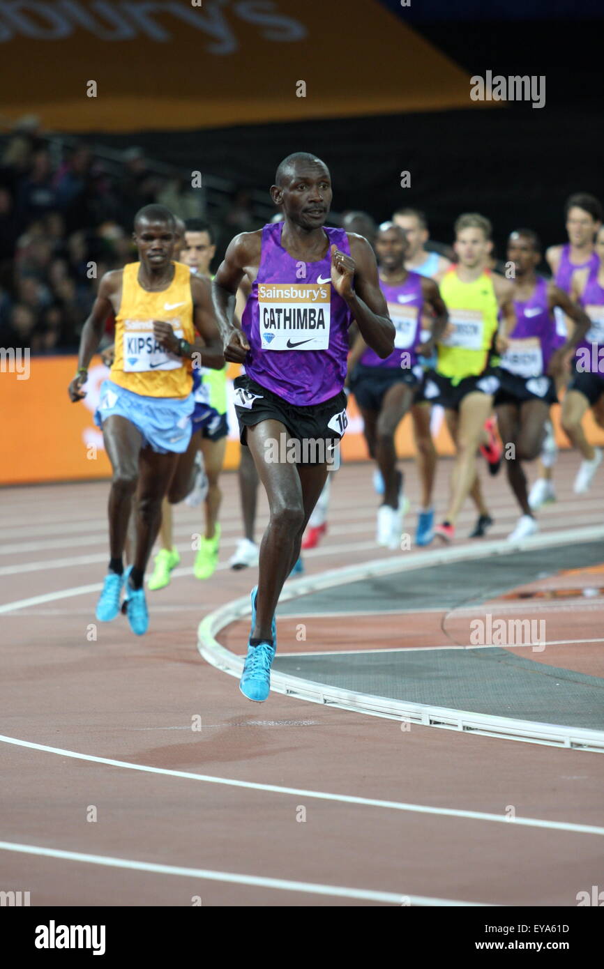 Londres, Reino Unido. 24 de julio de 2015. Mo Farah en su camino para ganar la mens 3000m durante el Sainsbury's aniversario juegos evento liga de Diamante en el Queen Elizabeth Olympic Park el 24 de julio de 2015 en Londres, Reino Unido: conceder crédito Burton/Alamy Live News Foto de stock