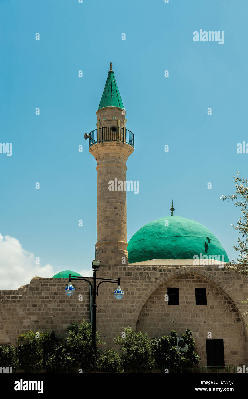 Alminar con cúpula verde, con un balcón y altavoces para el almuédano Foto de stock