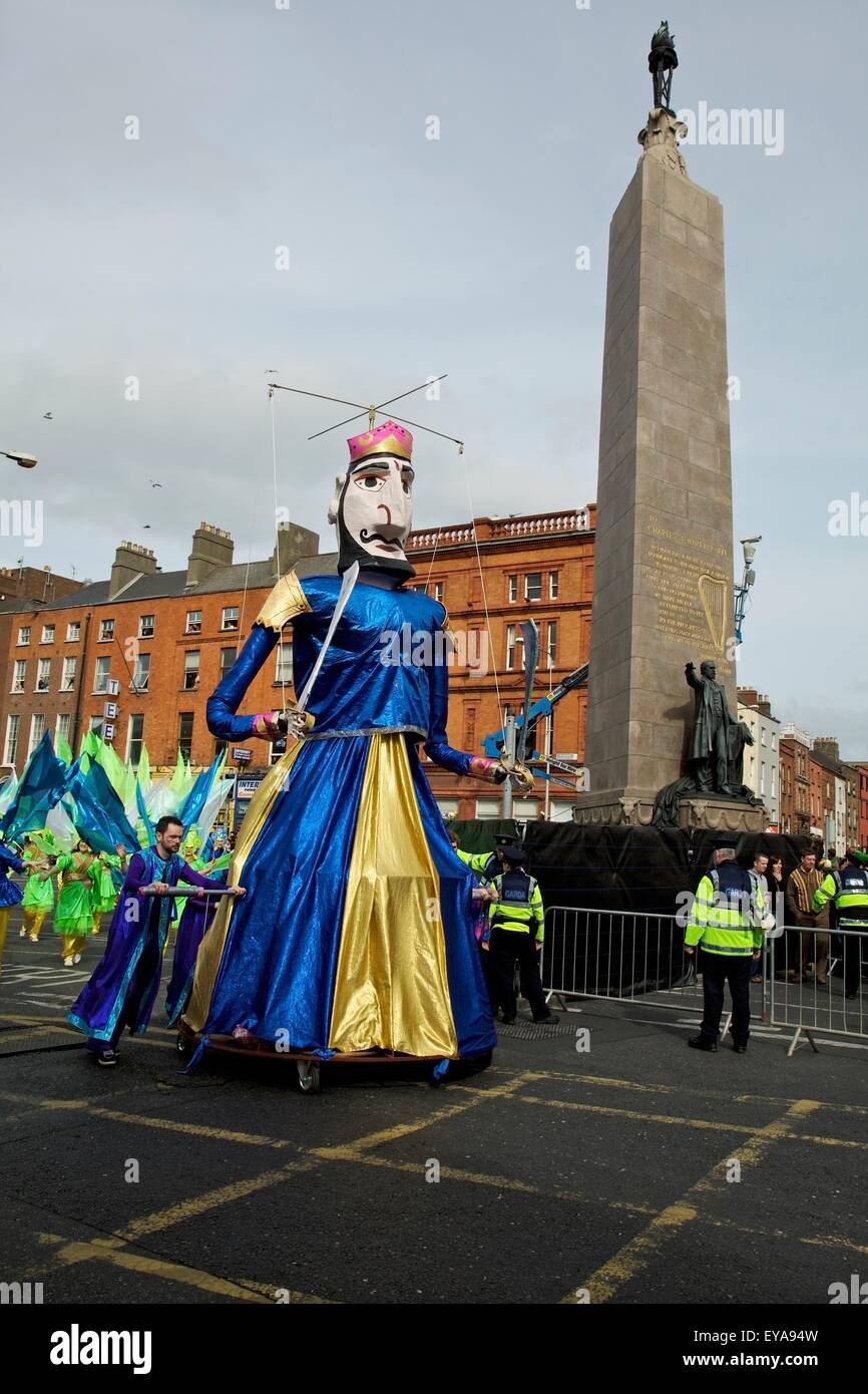 Dublín, Irlanda; un alto en un desfile de marionetas Foto de stock