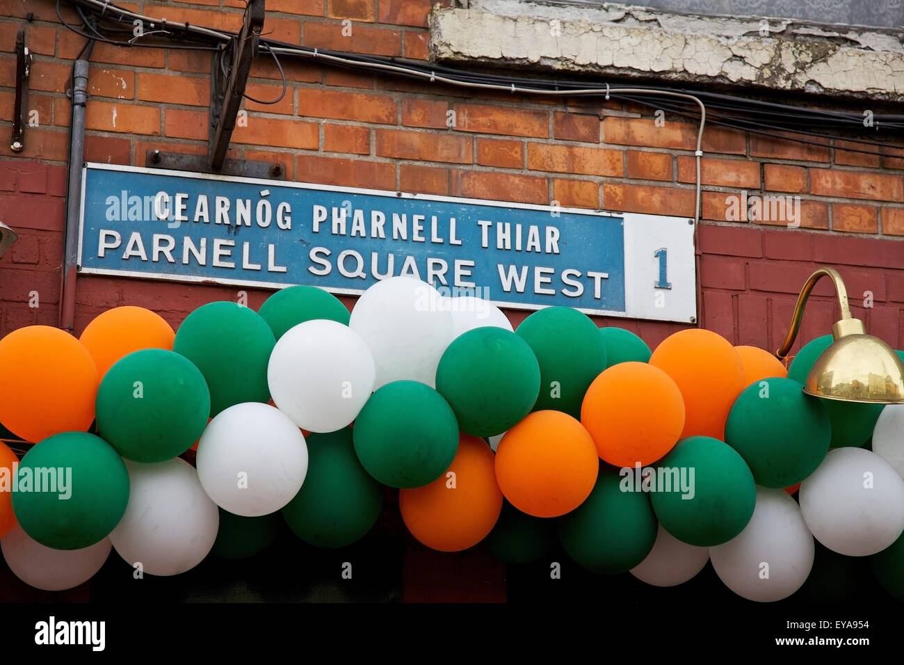 Dublín, Irlanda; Globos decorando el signo en Parnell Square West Foto de stock
