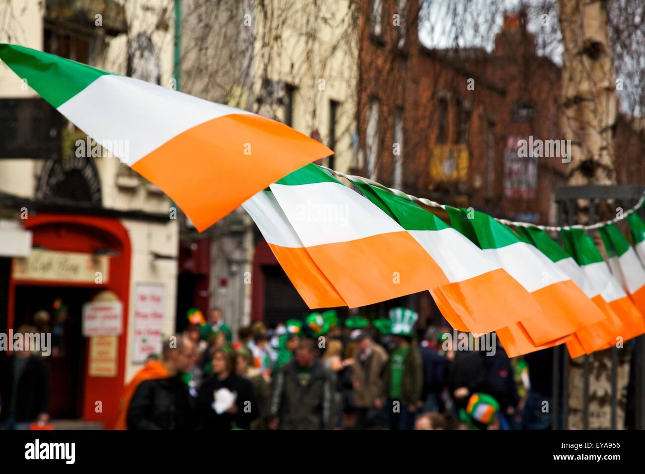Dublín, Irlanda; Banderas de Irlanda pende sobre la calle Foto de stock