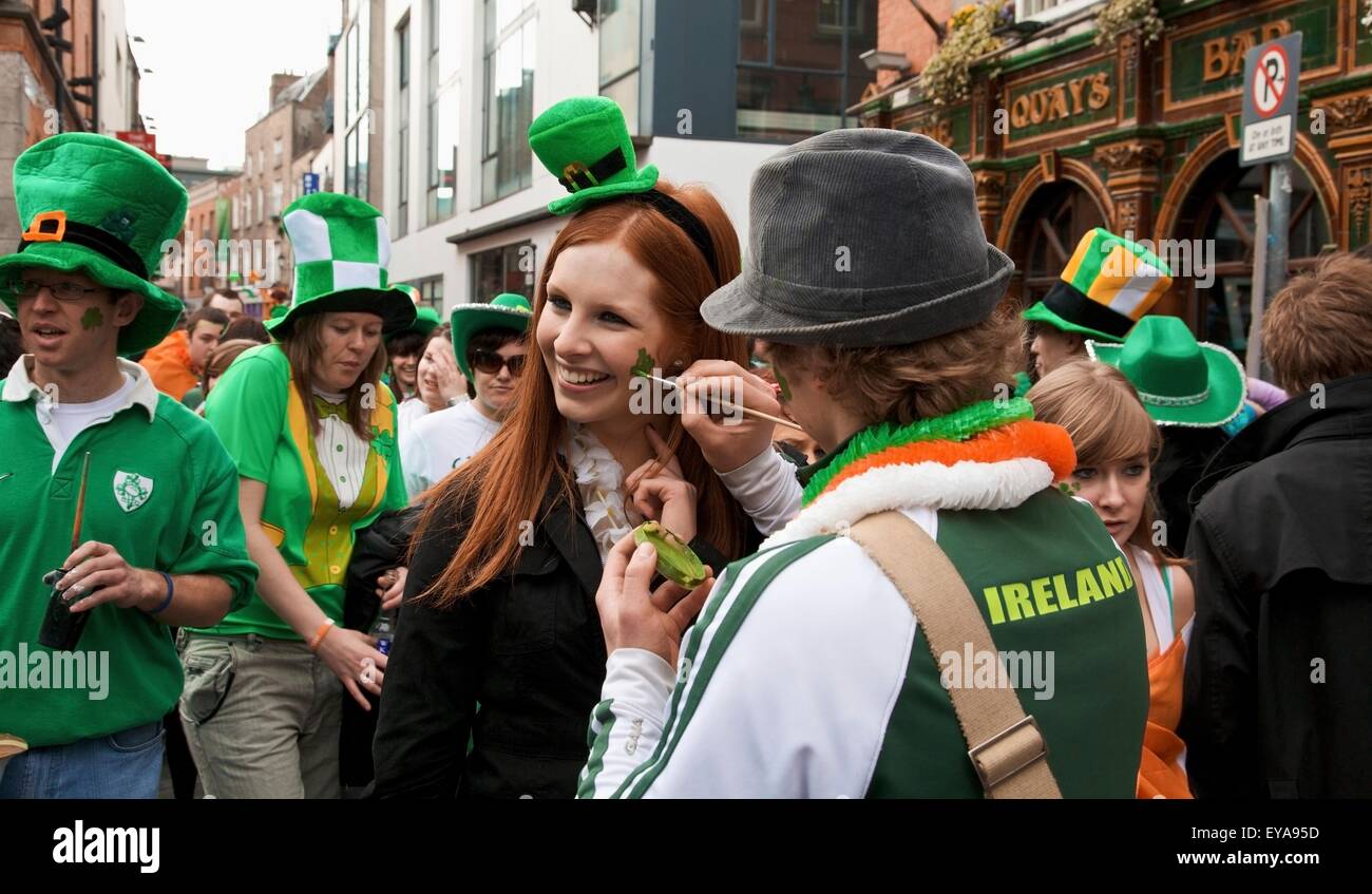Dublín, Irlanda; una mujer obtiene su cara pintada para Saint Patrick's day Foto de stock