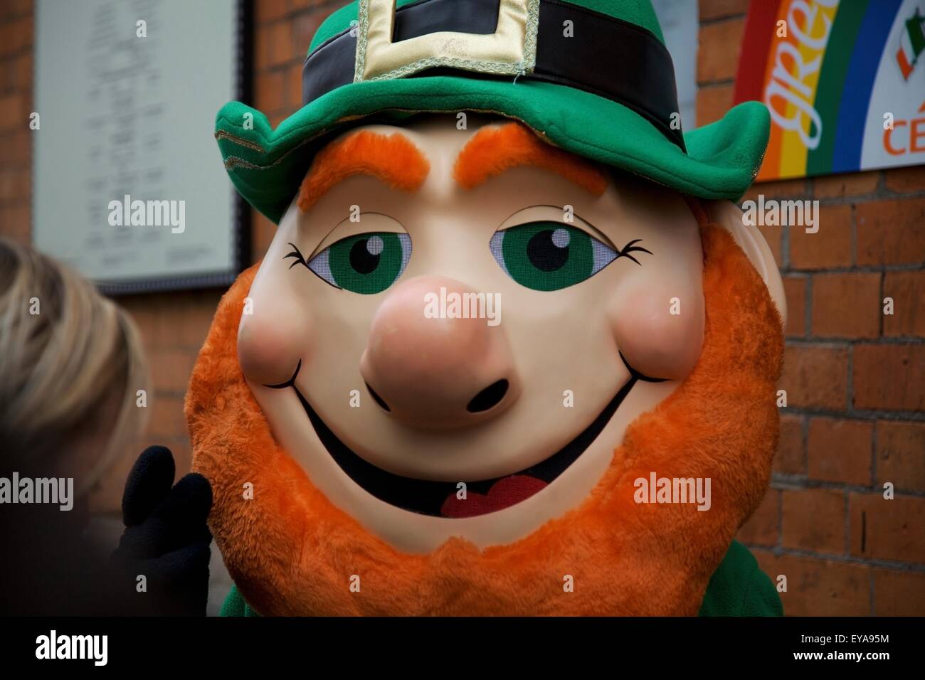 Dublín, Irlanda; un duende en la calle para el Día de San Patrick Foto de stock