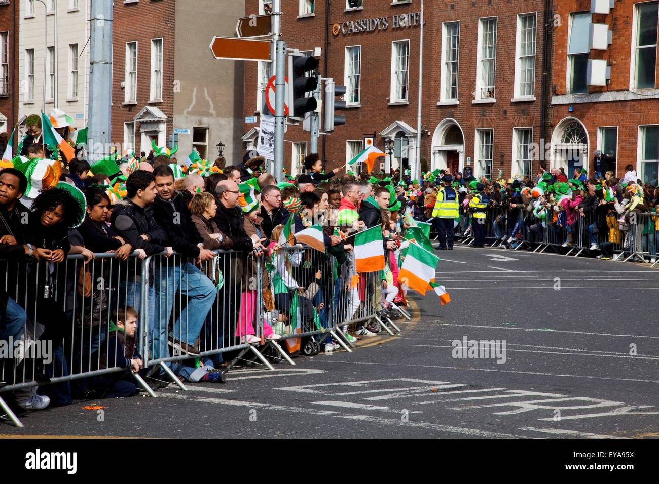 Dublín, Irlanda; multitudes esperando un desfile en la calle O'CONNELL Foto de stock
