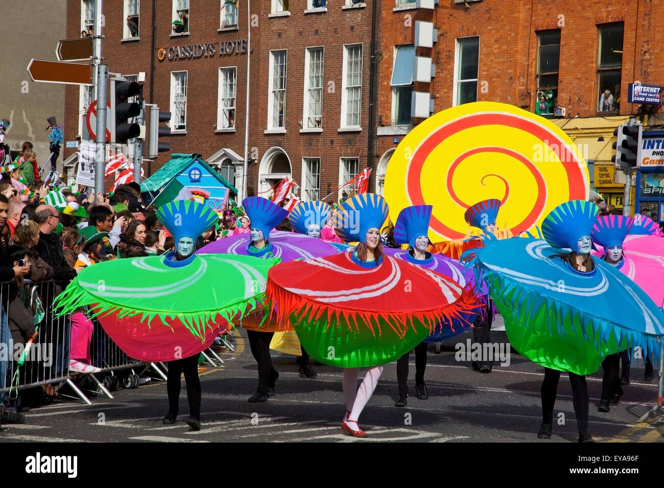 Dublín, Irlanda; mujeres bailando en trajes como parte de un desfile en la calle O'CONNELL Foto de stock