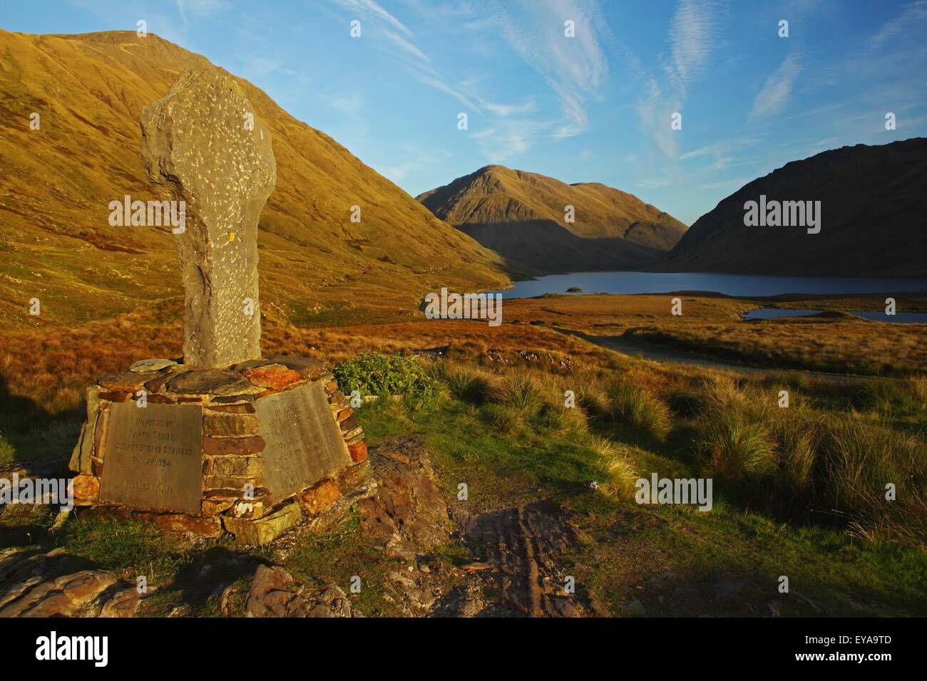 Cruz de piedra conmemorativa de las víctimas de la Hambruna en Doolough pasar en Delphi Valle En Connacht Región; el Condado de Mayo, Irlanda Foto de stock