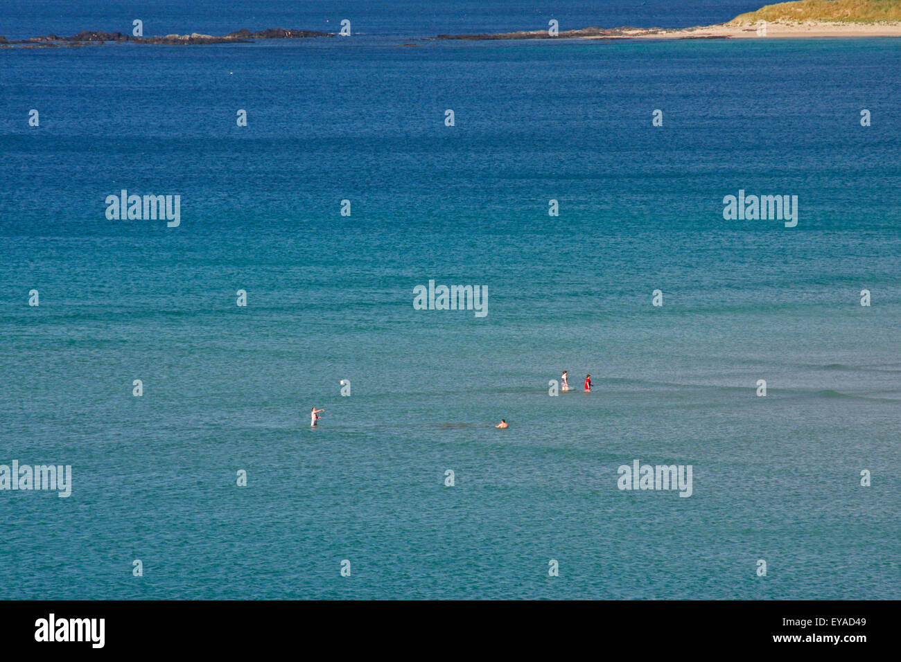 La gente en el agua en Narin Beach emplazado en la popular zona de vacaciones de Sister aldeas Narin y Portnoo; el Condado de Donegal, Irlanda Foto de stock