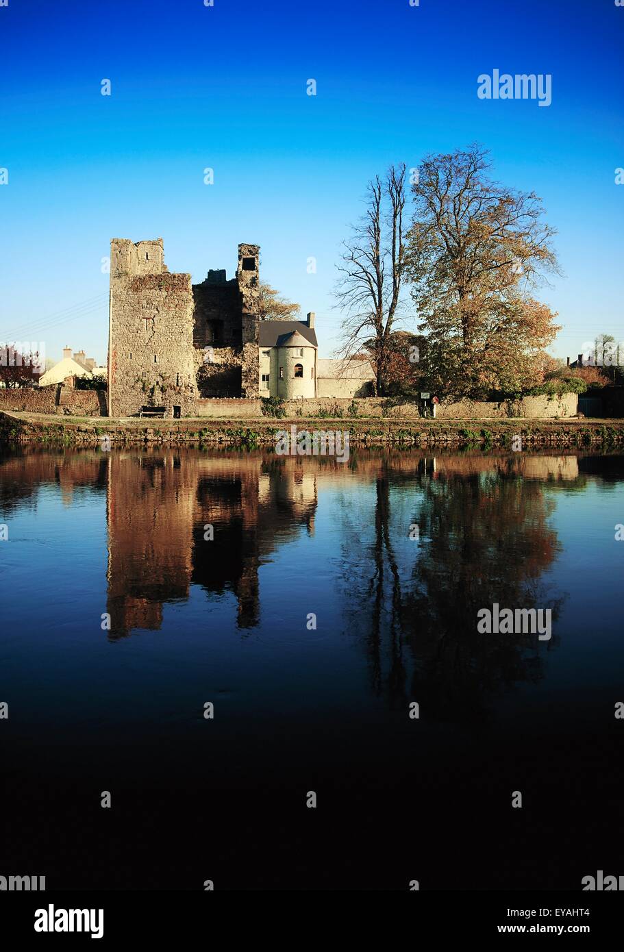 Leighlinbridge Castillo, el Río Barrow, Leighlinbridge, Condado Carlow, Irlanda; 14Th Century Tower House también conocido como Castillo Negro Foto de stock