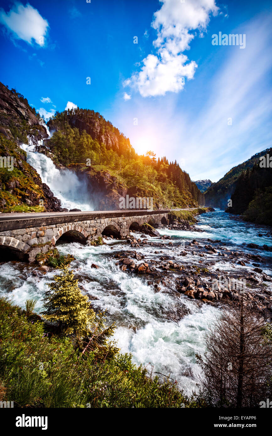 Cascada Latefossen Odda Noruega. Es un potente Latefoss, doble cascada. Foto de stock