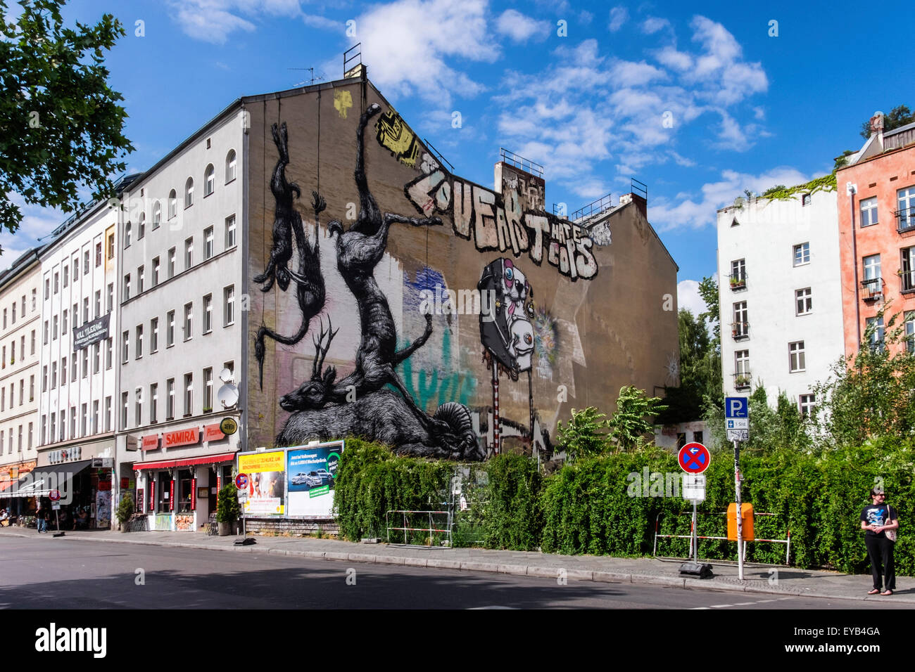 Animales muertos en blanco y negro colgando en el lateral del edificio, mural del artista de calle Roa de Gante en Kreuzberg, Berlín Foto de stock