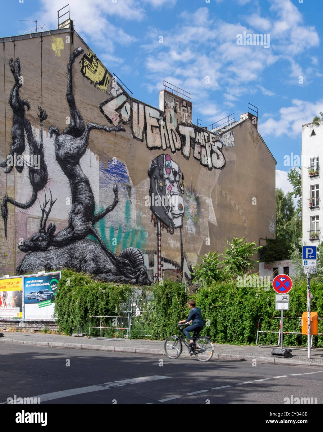 Animales muertos en blanco y negro colgando en el lateral del edificio, mural del artista de calle Roa de Gante en Kreuzberg, Berlín Foto de stock