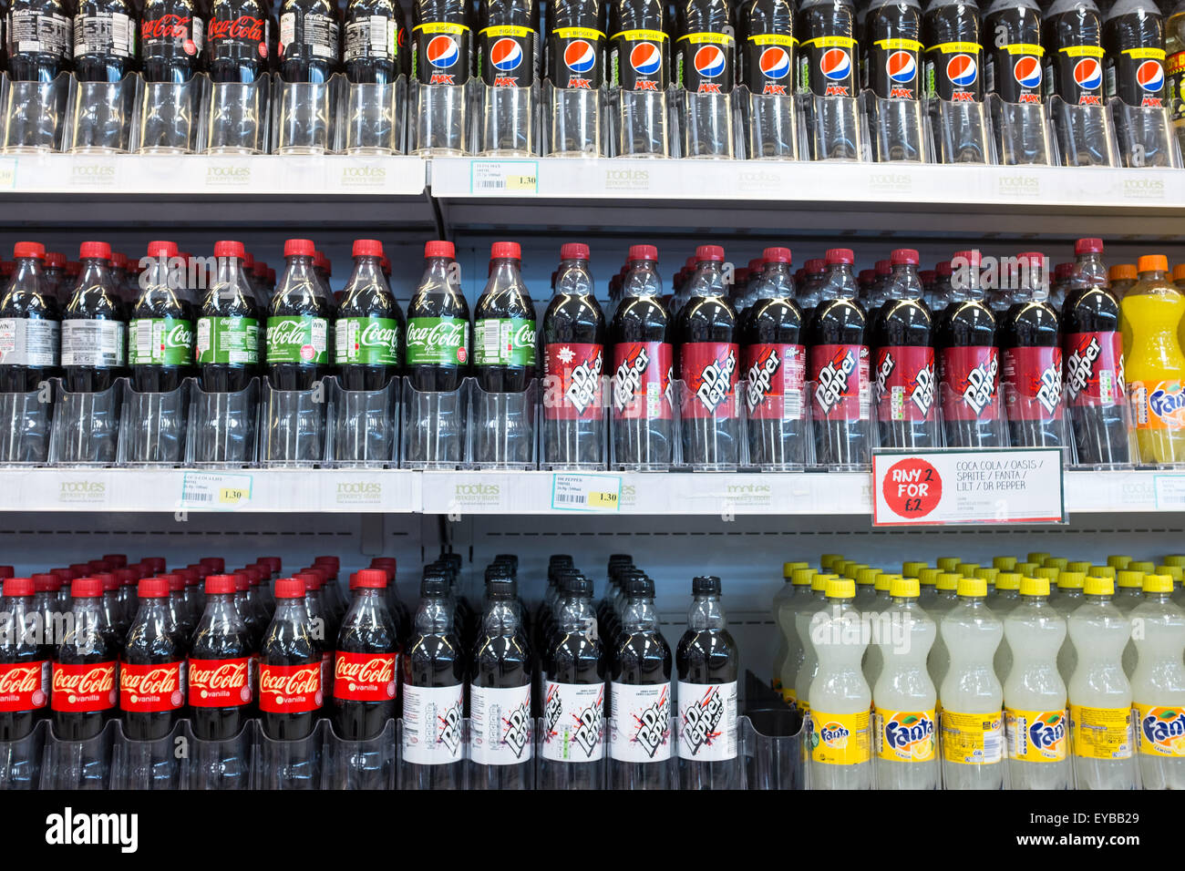 Supermercado frigoríficos mostrando una gama de bebidas gaseosas azucaradas Foto de stock