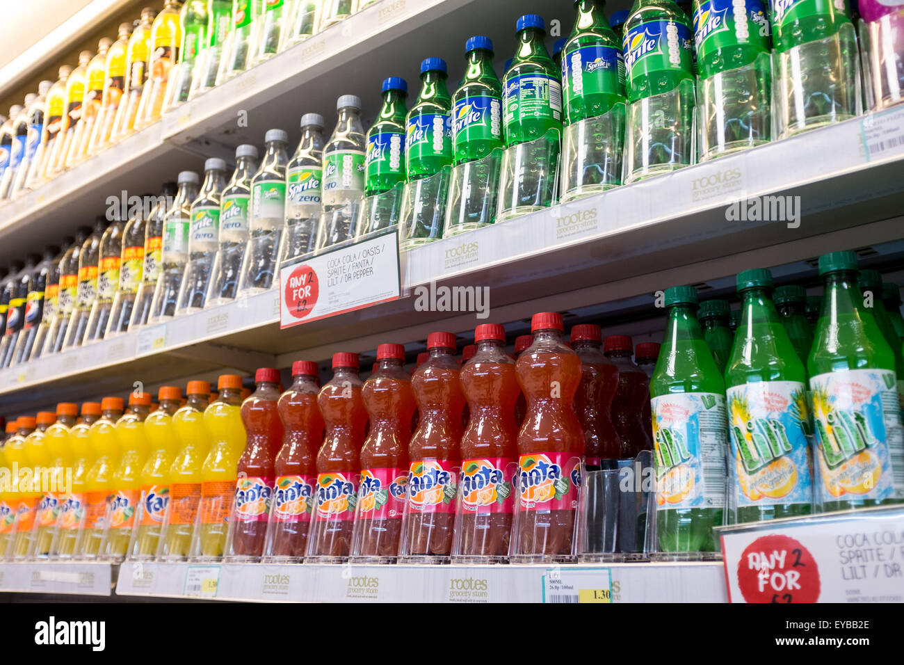 Supermercado frigoríficos mostrando una gama de bebidas gaseosas azucaradas Foto de stock