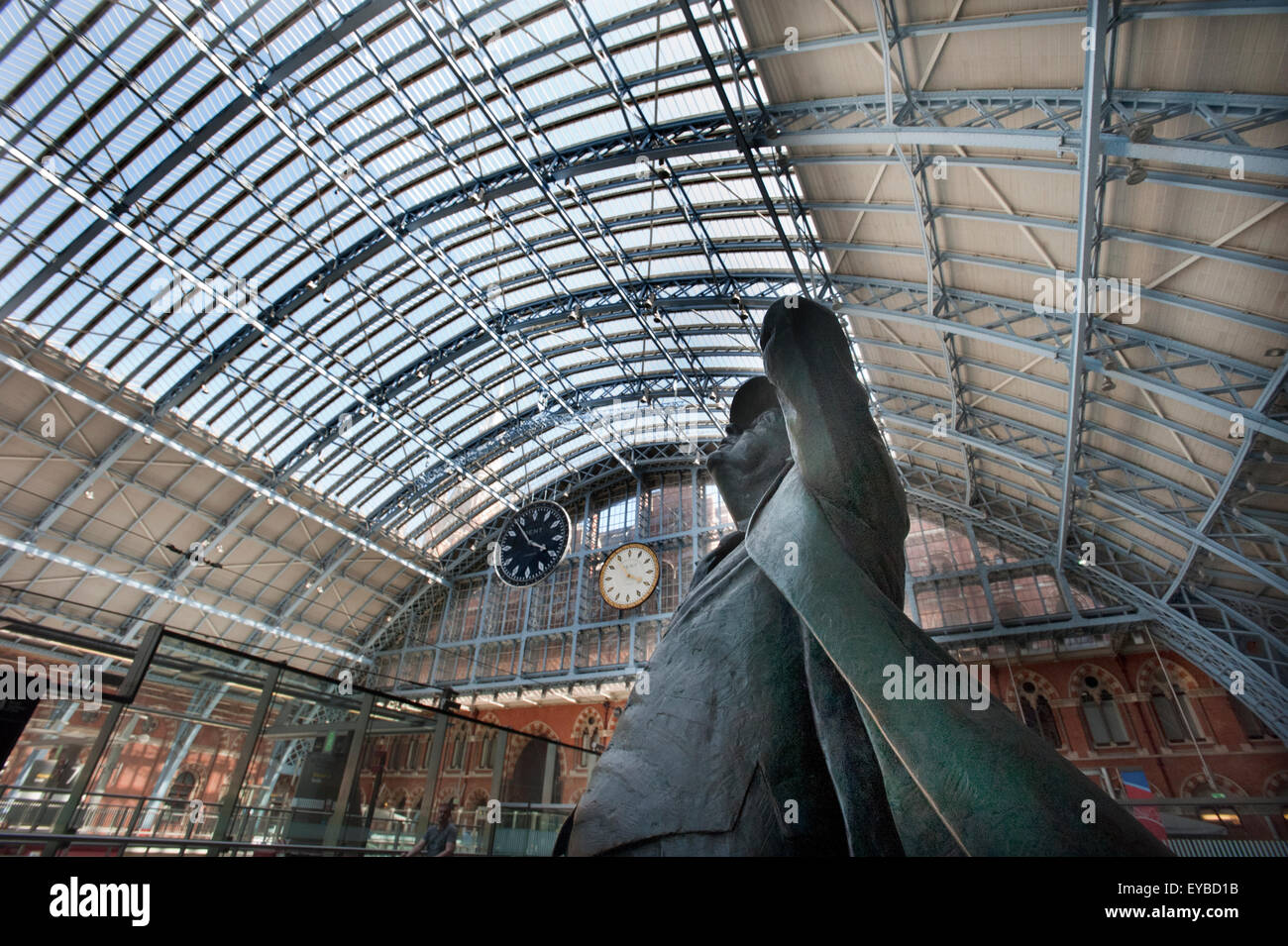 Una estatua del laureado poeta John Betjeman en la explanada del antiguo ferrocarril Midland a la estación internacional de St Pancras. Foto de stock