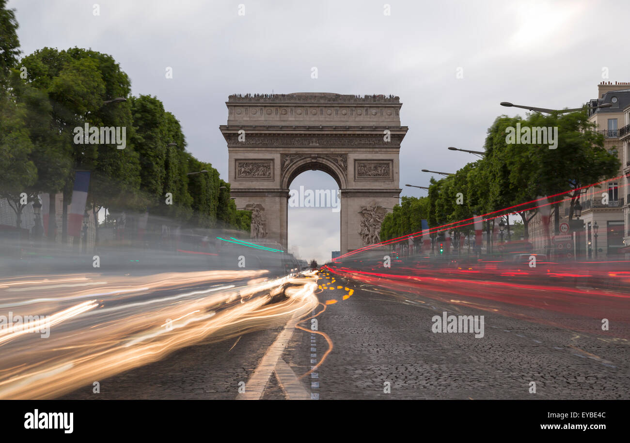 Arco de Triunfo en París, Francia con estelas de luz de los coches. Foto de stock