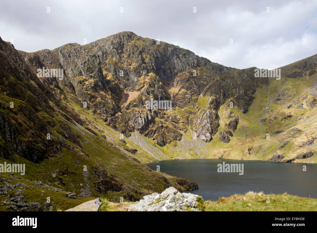 Lago Llyn Cau Cau en cwm debajo de Craig en Cadair Idris (CADER Idris) cordillera desde Minffordd ruta. El Parque Nacional de Snowdonia Eryri del sur de Gales, Reino Unido Foto de stock