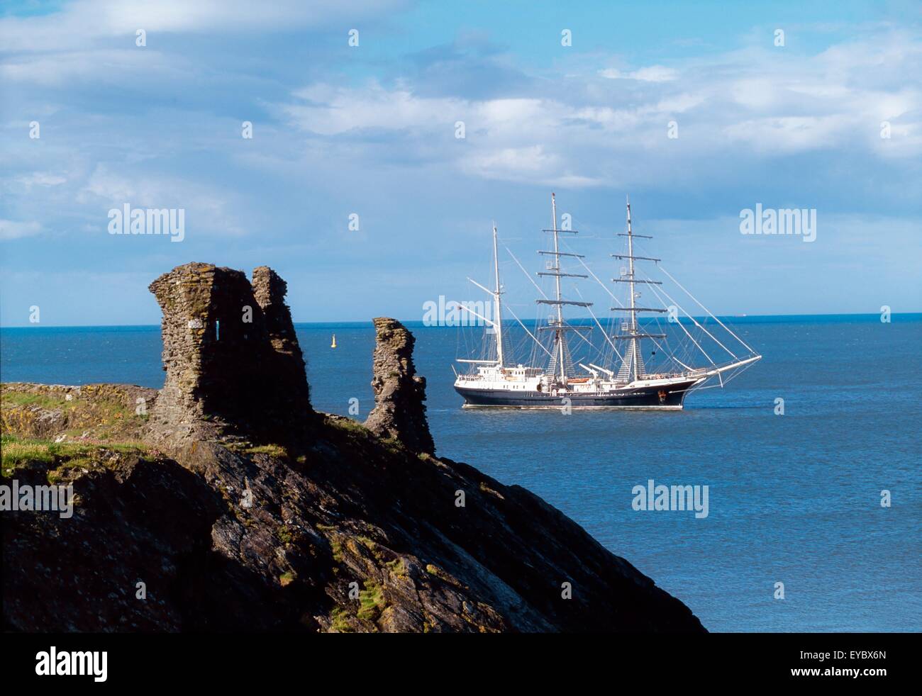Tall Ship, el castillo negro, cabeza de Wicklow, Co Wicklow, Irlanda Foto de stock