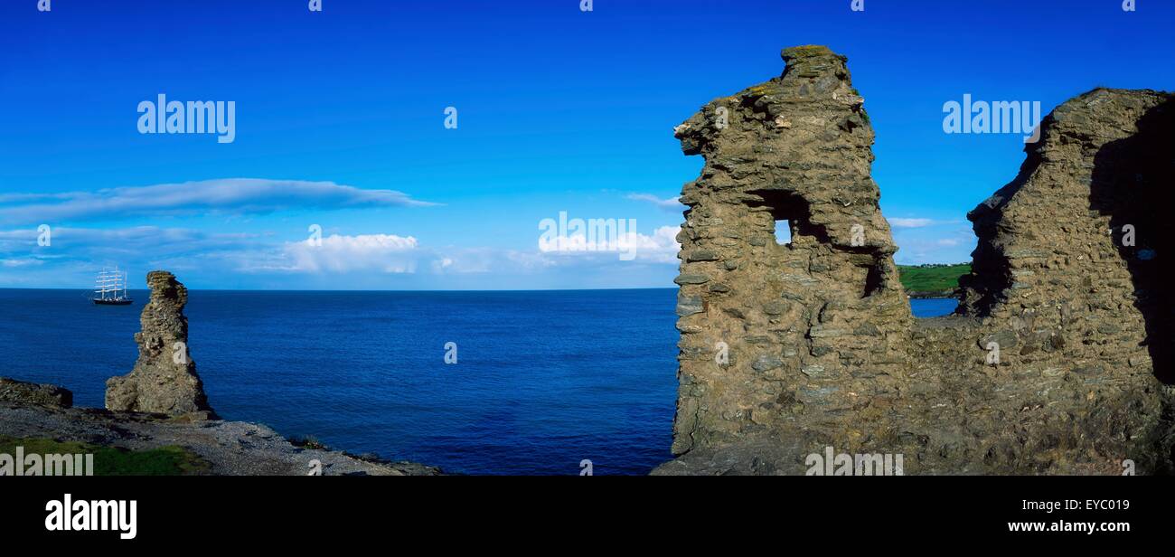 Tall Ship Off castillo negro, cabeza de Wicklow, Co Wicklow, Irlanda Foto de stock