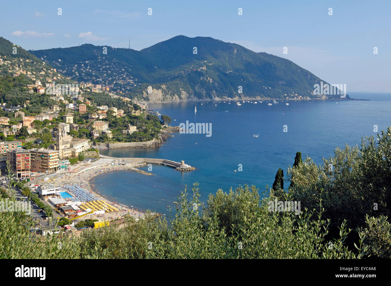 Vista de la bahía , Recco Village y del Monte de Portofino, Liguria Foto de stock