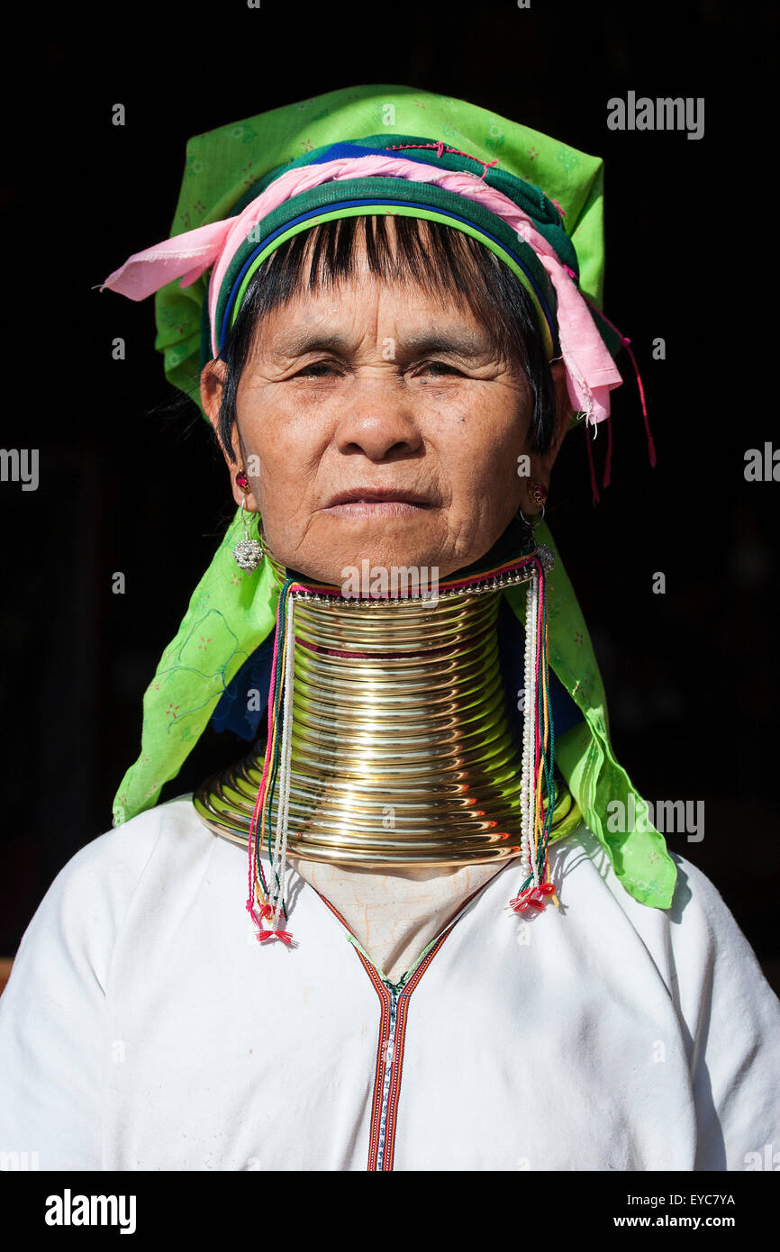 Mujer de la tribu de los Padaung en traje y sombrero típico, collar, retrato, Lago Inle, el Estado de Shan, Myanmar Foto de stock