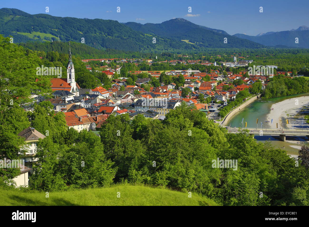 Vista desde el Calvario, Bad Tölz con Isar, la Alta Baviera, Baviera, Alemania Foto de stock