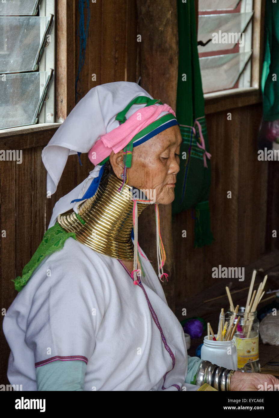 Señora con cuello largo, anillos y tribu Padaung, Lago Inle, Myanmar. Foto de stock