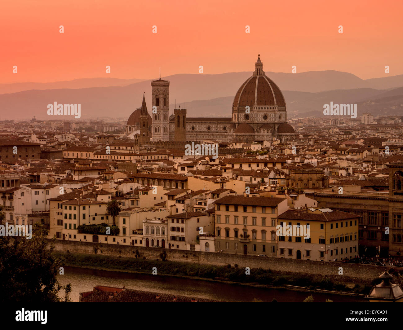 Catedral de Florencia al atardecer, vista desde la orilla sur del río Arno. Florencia, Italia. Foto de stock