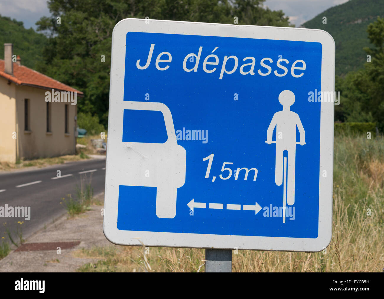 Señal de seguridad vial francesa Je dépasse 1,5 m. Me deje por lo menos 1,5 m cuando el ciclista, Millau, Francia, Europa Foto de stock