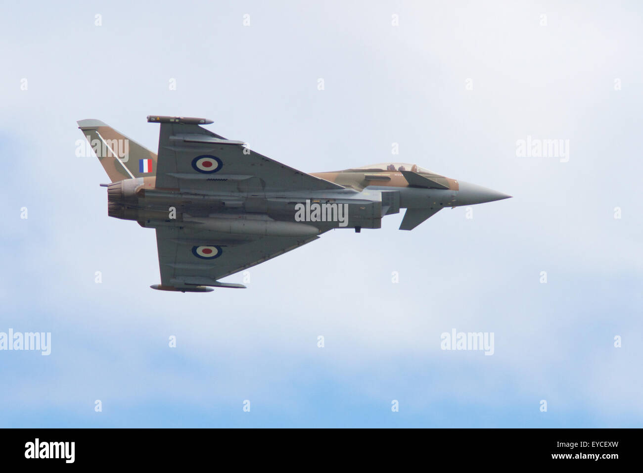 Sunderland, Reino Unido. El 25 de julio de 2015. Un FGR4 Eurofighter Typhoon volando en el Sunderland Airshow, julio de 2015. Crédito: Robert Cole/Alamy Live News Foto de stock