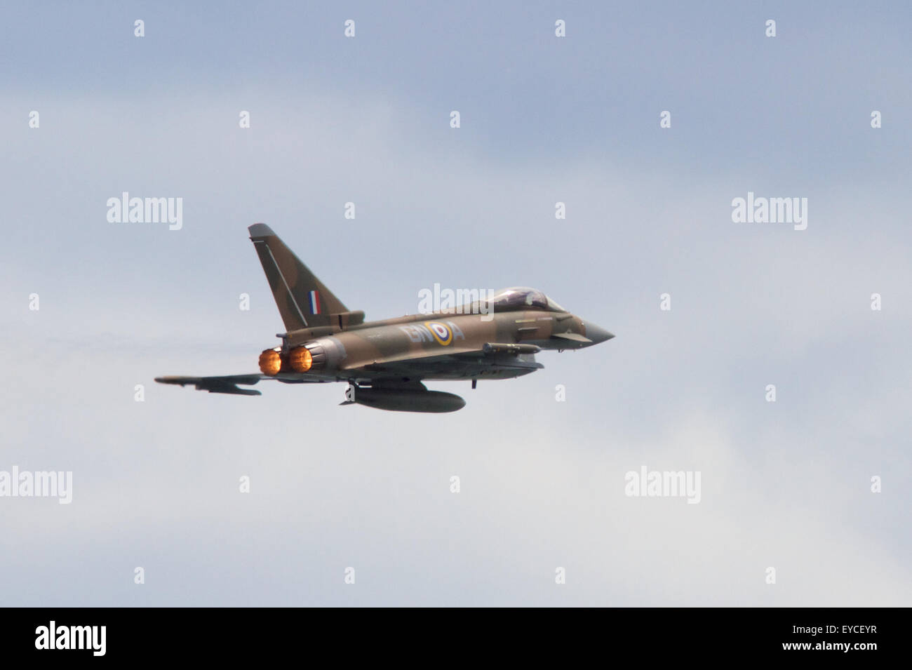 Sunderland, Reino Unido. El 25 de julio de 2015. Un FGR4 Eurofighter Typhoon volando en el Sunderland Airshow, julio de 2015. Crédito: Robert Cole/Alamy Live News Foto de stock