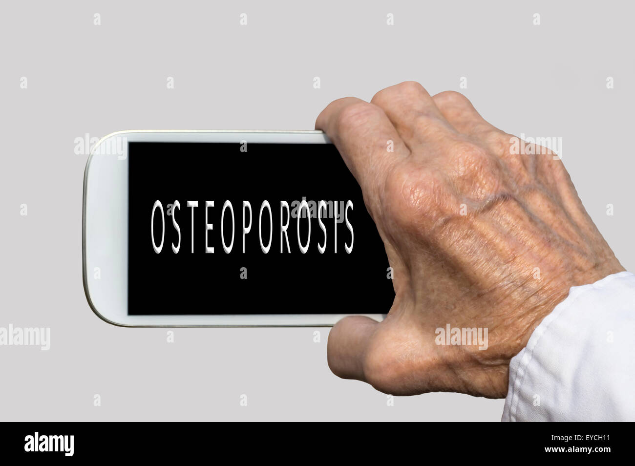 Teléfono inteligente en mano vieja con osteoporosis texto en la pantalla. Enfoque selectivo Foto de stock