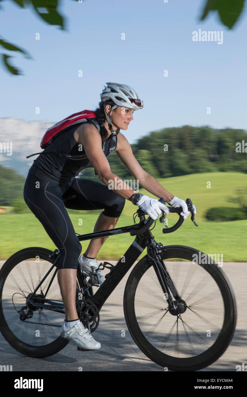 Alemania, Marktschellenberg, deportivo mujer bicicleta Equitación Foto de stock
