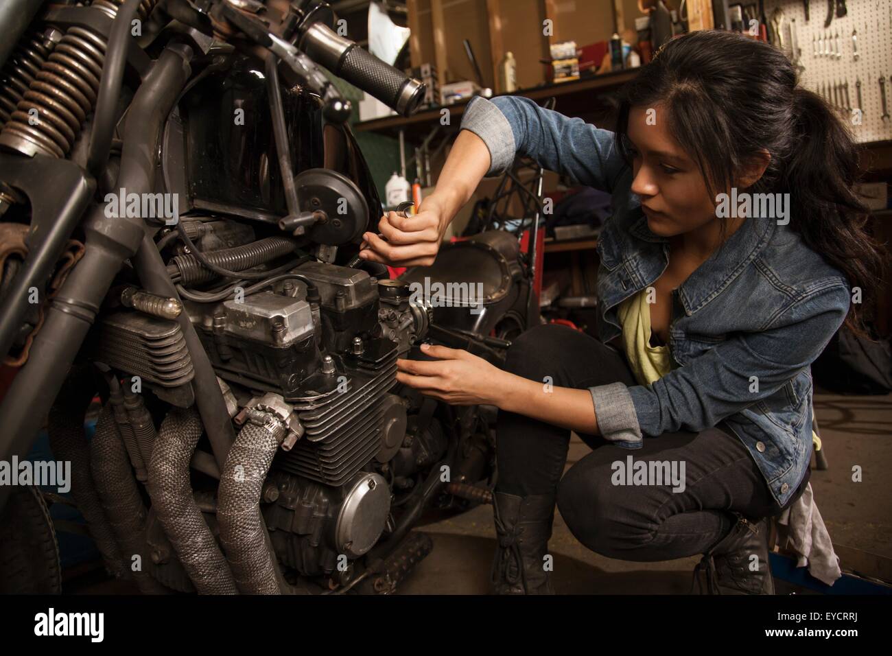 Mujeres trabajando en la mecánica de motocicletas en taller Fotografía de  stock - Alamy