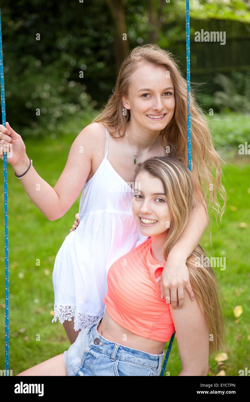 Dos chicas adolescentes jugando en columpio Foto de stock