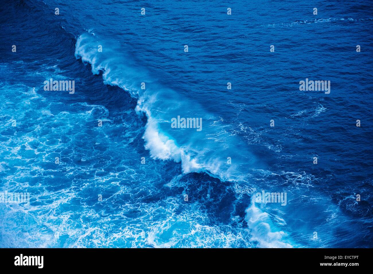 Detalle de las mareas y las olas del océano mar Foto de stock