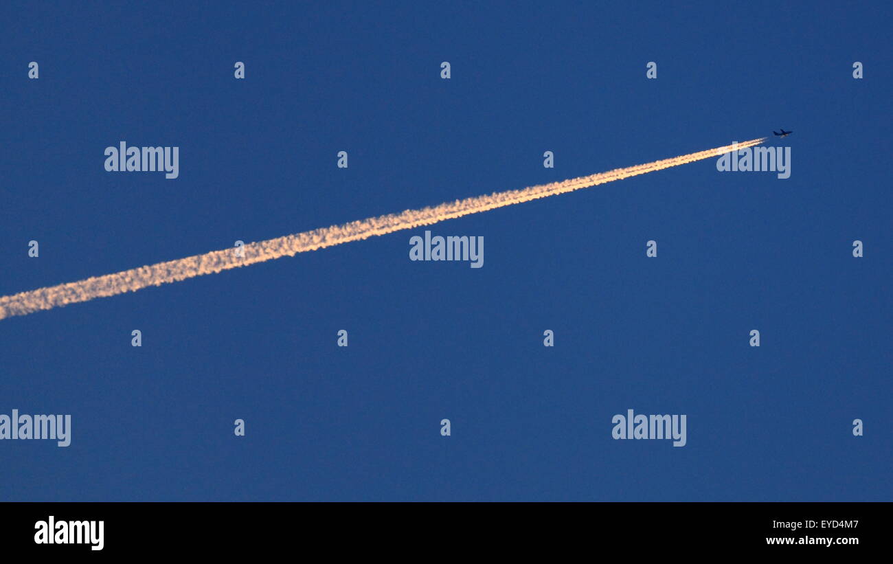 Las estelas de condensación detrás del avión en el cielo, julio de 2015 Foto de stock