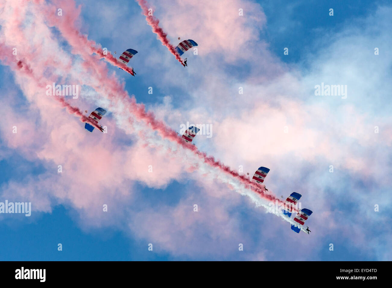 La Royal Air Force Falcons paracaídas Mostrar Equipo en acción Foto de stock