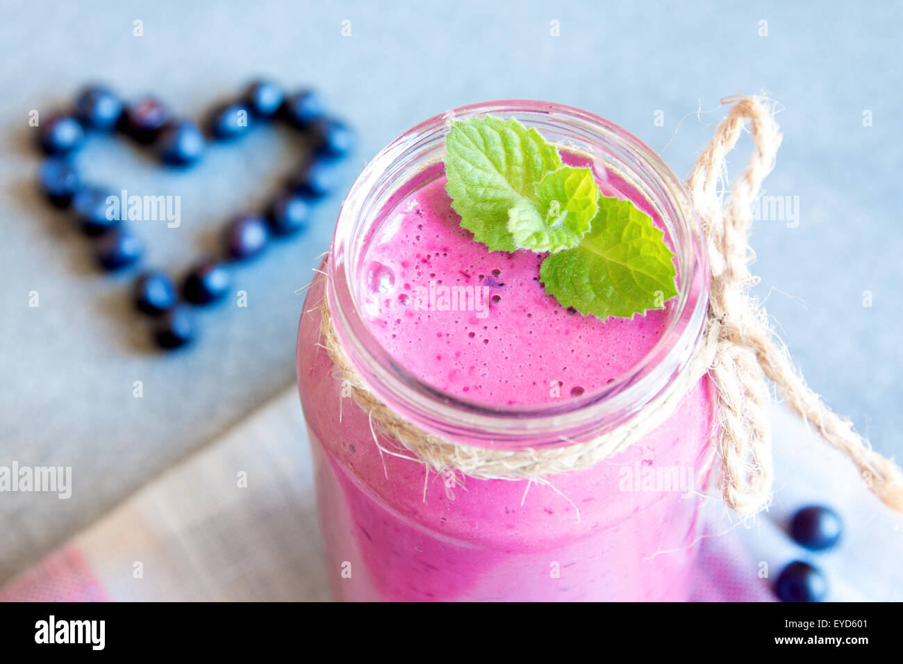 Blueberry batido con menta y el corazón de bayas, orgánica saludable de alimentos crudos Foto de stock