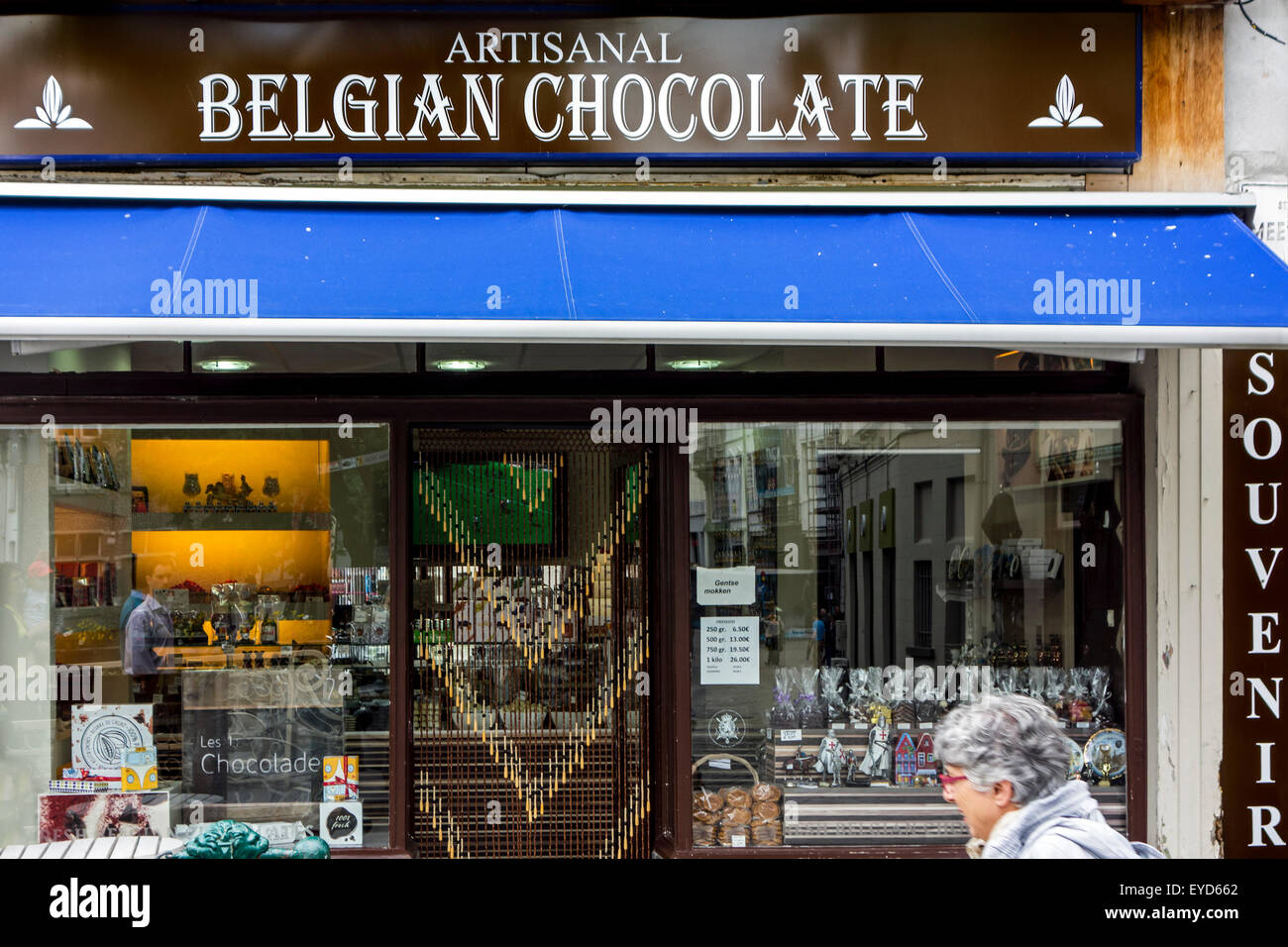 Chocolatería artesanal del chocolate belga tienda de venta de variedades de pralines y confitería Foto de stock