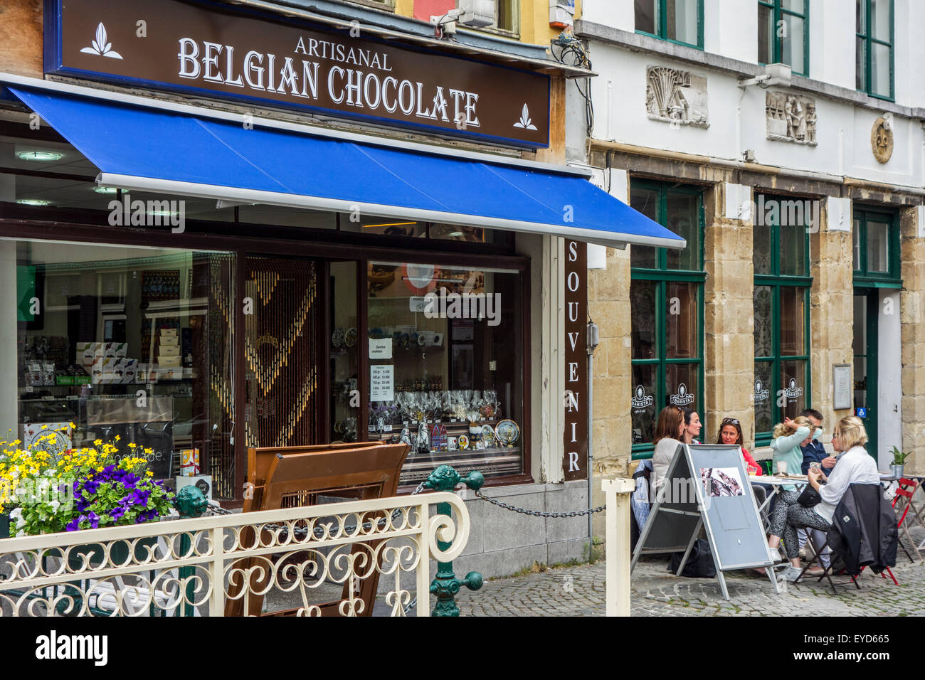 Chocolatería artesanal del chocolate belga tienda de venta de variedades de praliné y pastelería en la ciudad de Gante, Bélgica Foto de stock
