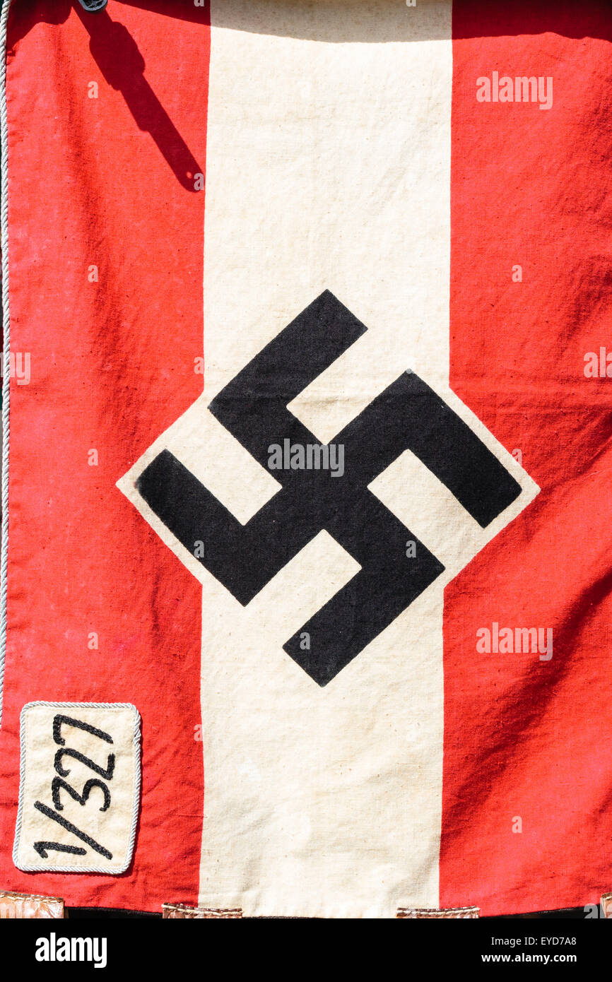 Bandera de regimiento del ejército alemán nazi. Dos bandas horizontales de color rojo con banda blanca en el oriente y la cruz gamada. 1/327 en esquina superior. Foto de stock