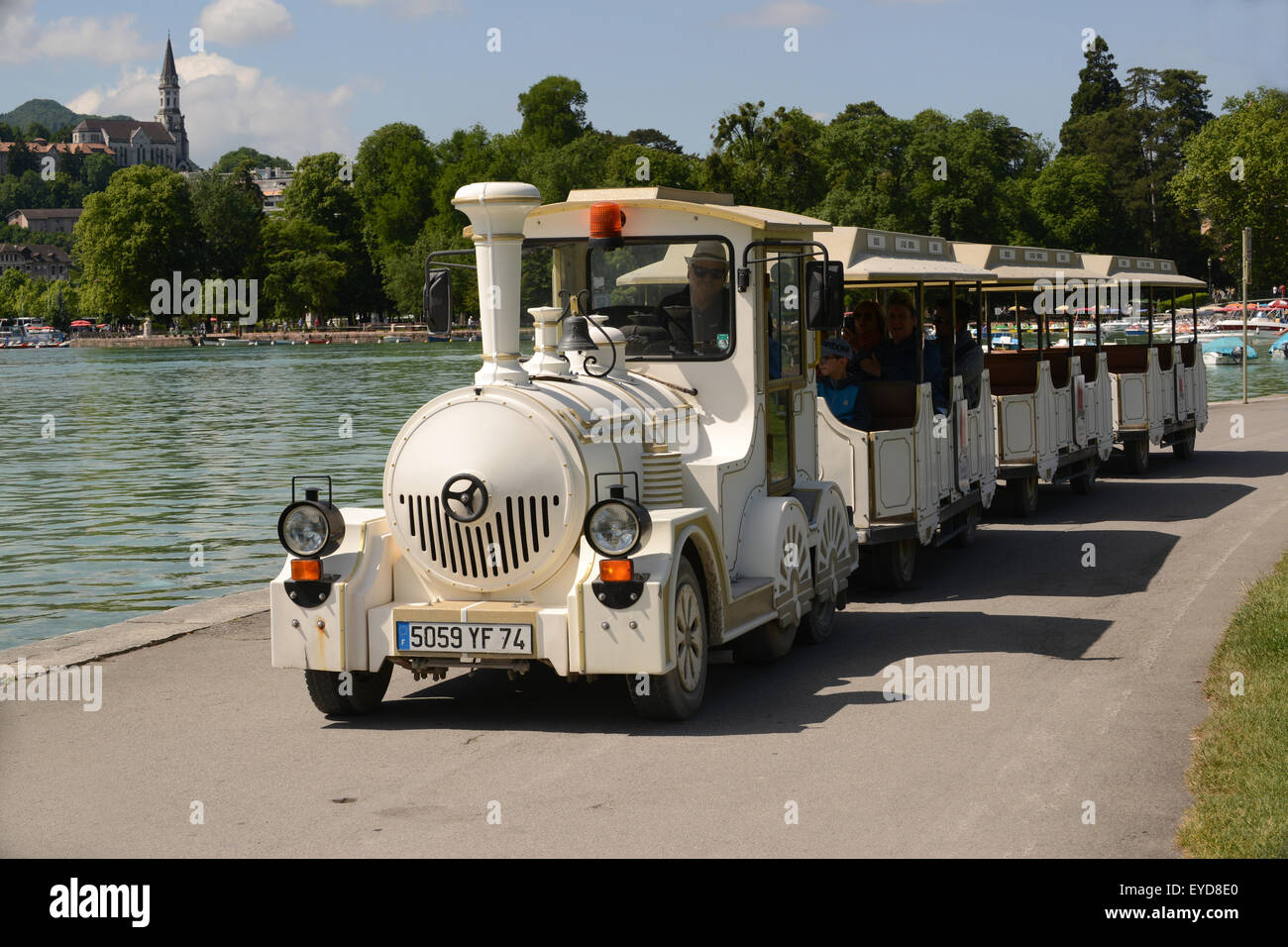 Transporte Tren Turístico del lago de Annecy, Francia Foto de stock