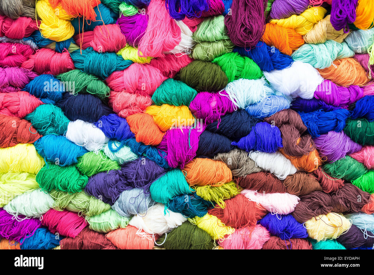 Colorido hilo para venta en el famoso mercado de Otavalo, Ecuador Foto de stock