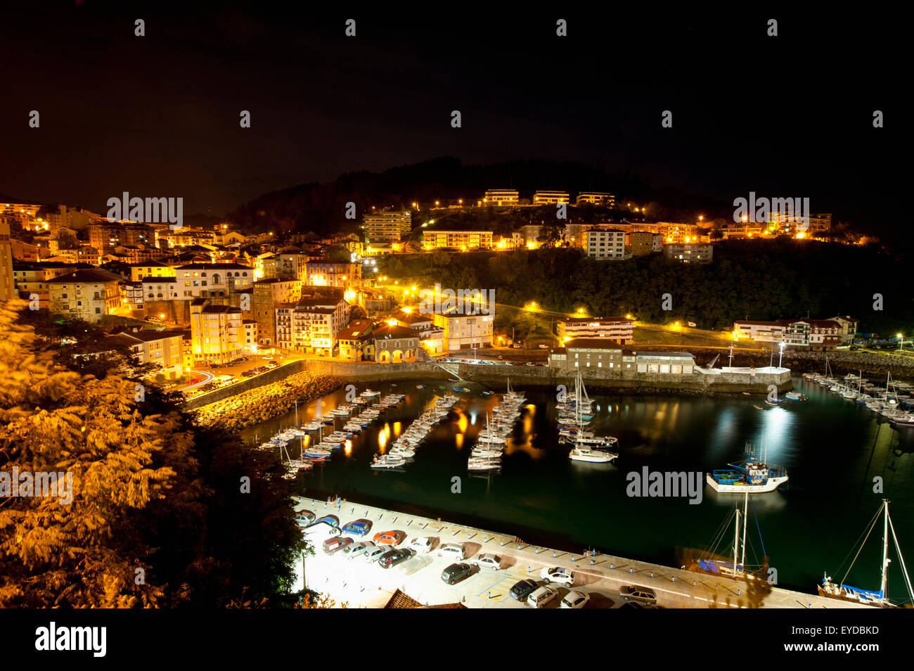 Vista del puerto de Mutriku, en la noche, Mutriku, País Vasco, España Foto de stock