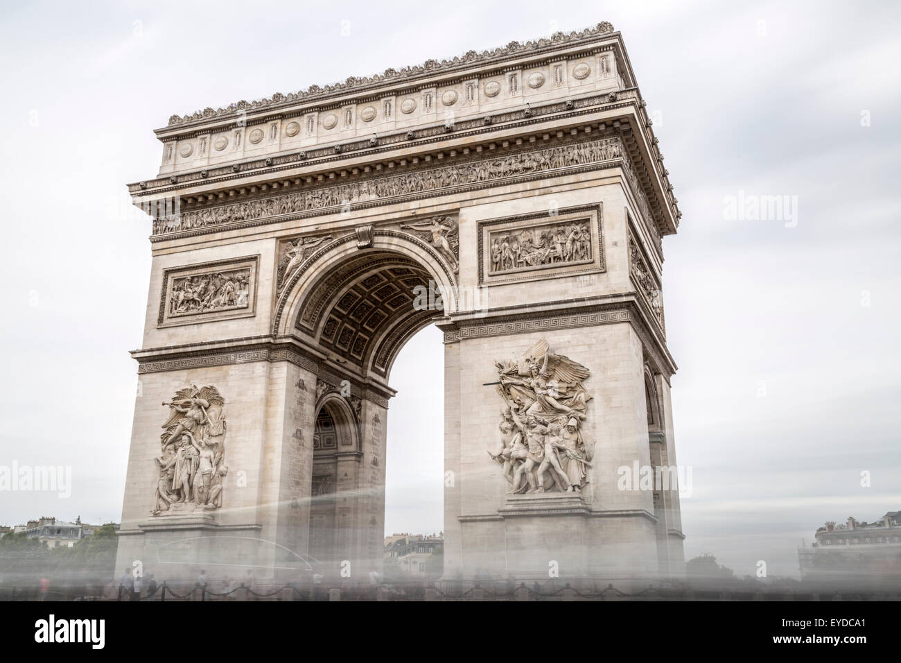 Arco del Triunfo en París, Francia, con el cielo nublado. Foto de stock