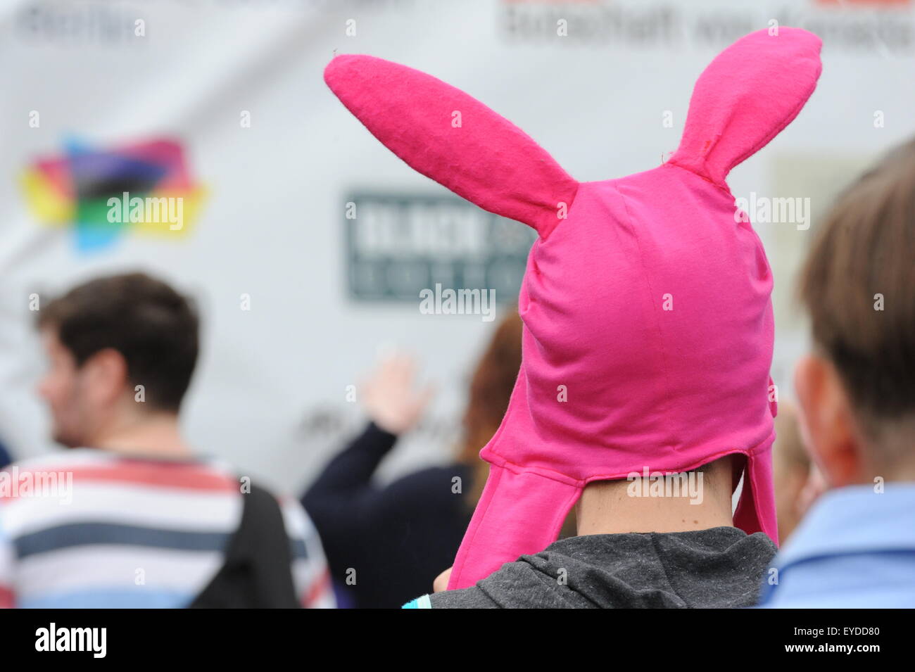 Hombre con orejas de conejo rosa Foto de stock
