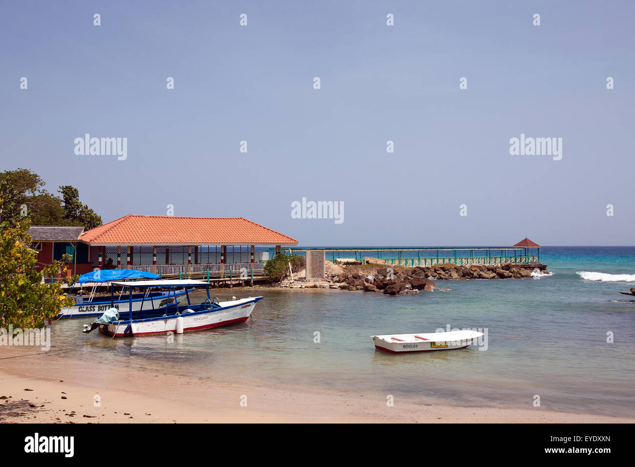 Muelle, playa y barcos, Franklyn D Resort, Runaway Bay, Saint Ann, Jamaica Foto de stock