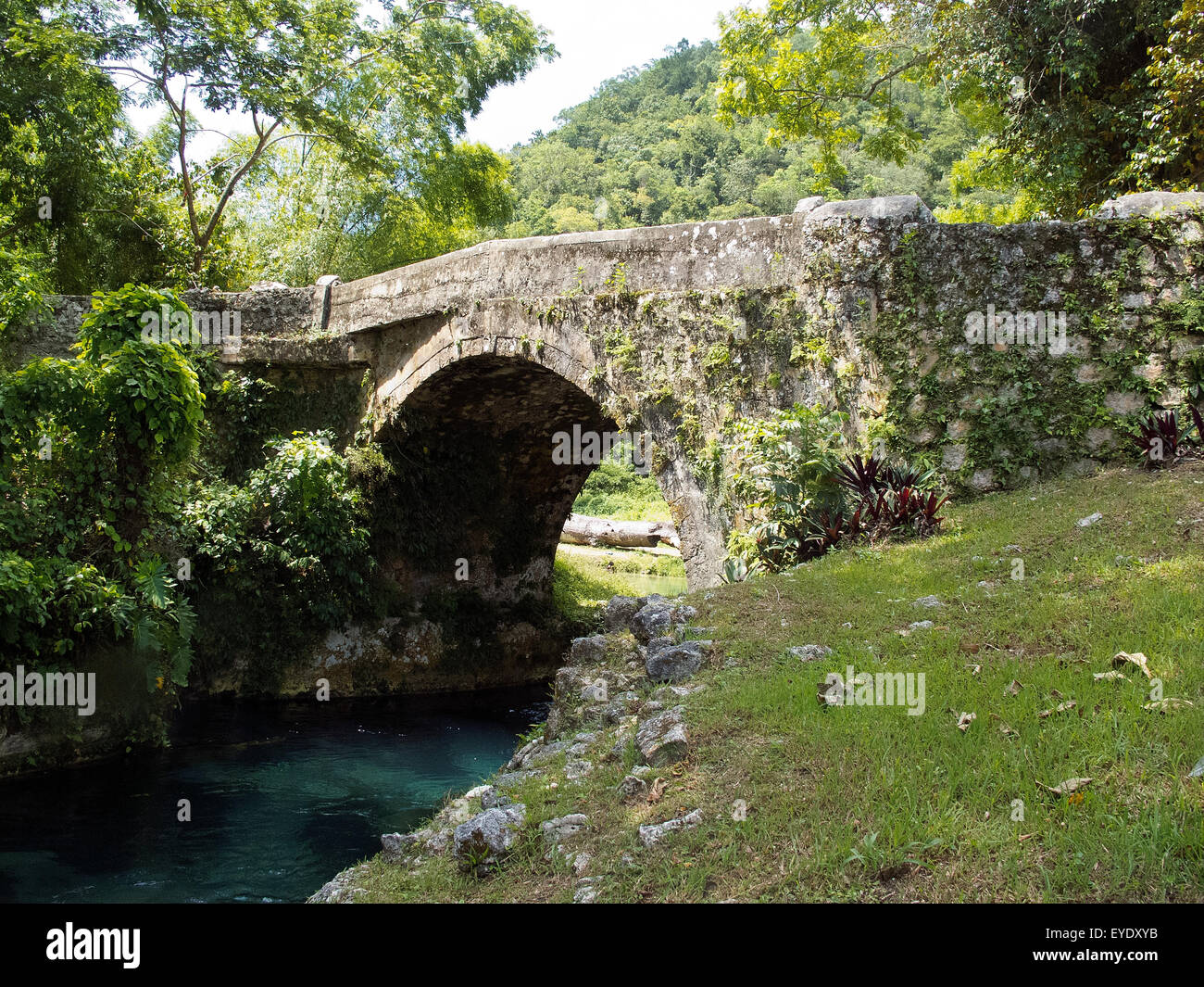 Castellano antiguo puente que conecta Santa Ana y Santa María parroquias sobre el Río Blanco, Jamaica Foto de stock