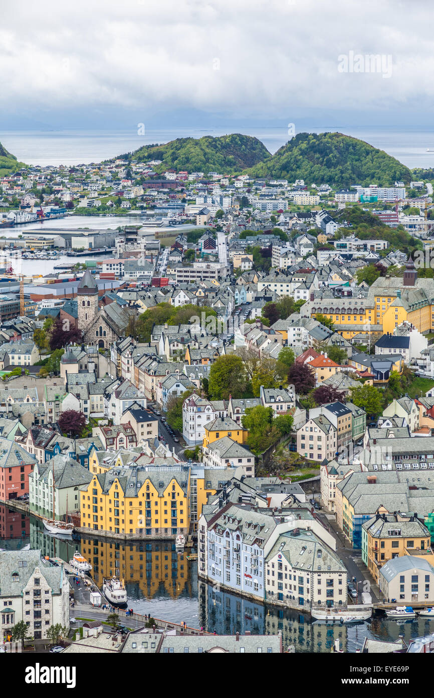 Alto tiro de alesund noruega paisaje urbano Foto de stock
